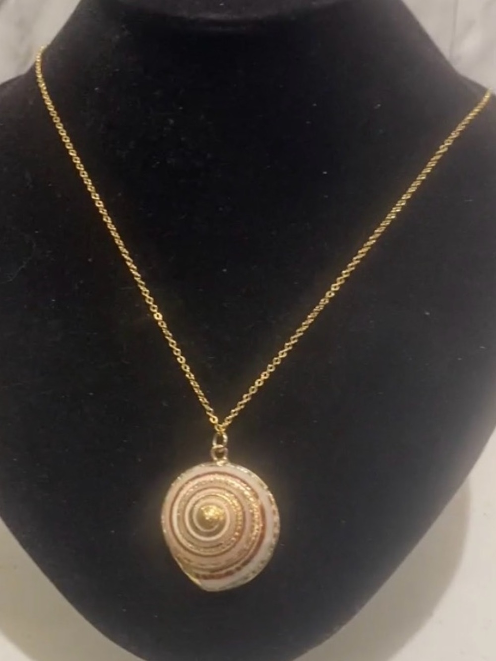 Elegant Gold Spiral shell Pendant Necklace - Picture 1 of 5